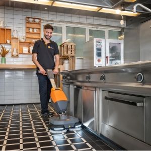 TASKI Ultimaxx 360 Scheuersaugmaschine mit Batterie & Bürsten – Bild 6